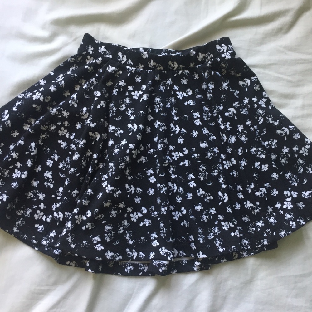 B&W FLOWER SKIRT