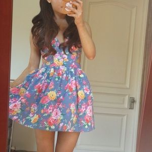 short floral dress w cut-outs