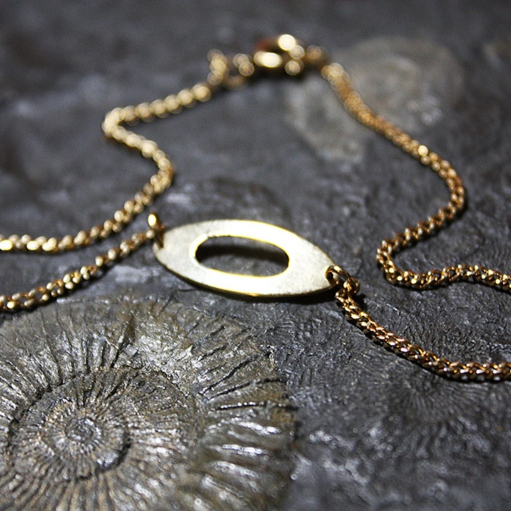 🦁Vintage🦁Bracelet Gold-Tone with Oval Shaped Center Design