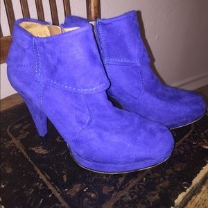 Blue velvet heel booties
