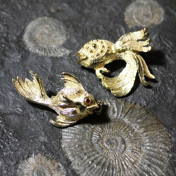 Jewelry - Vintage - Golf-Tone Fish Scatter brooches (You get the 2 shown with purchase)