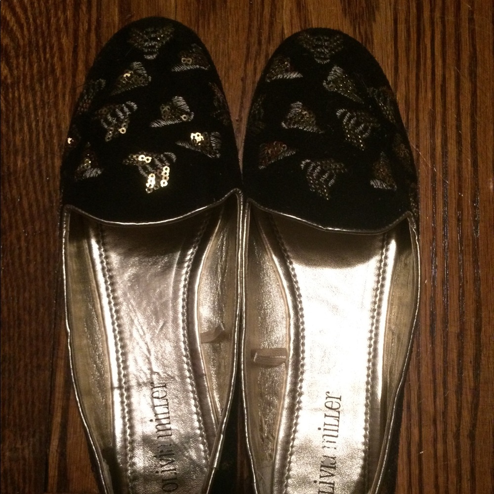 Black loafer with sequin bumble bee