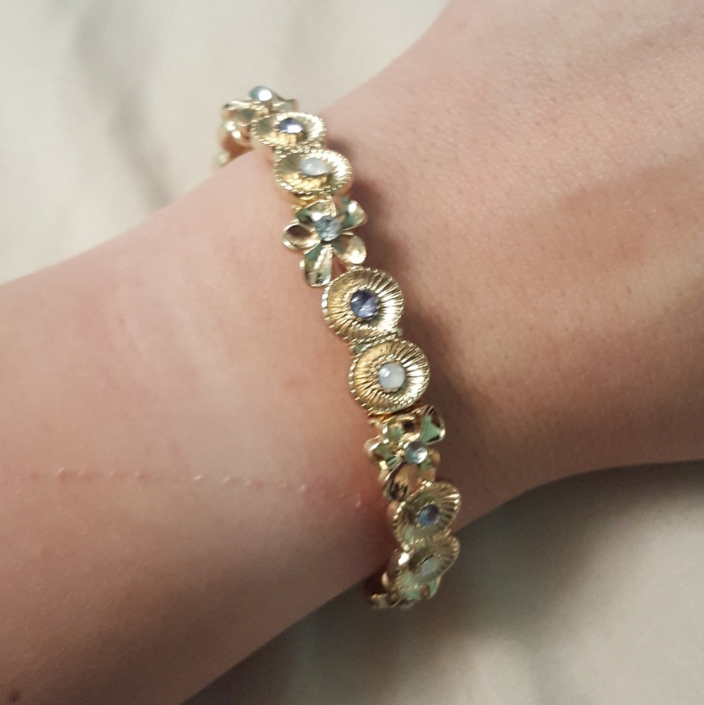Gold stretchy flower bracelet