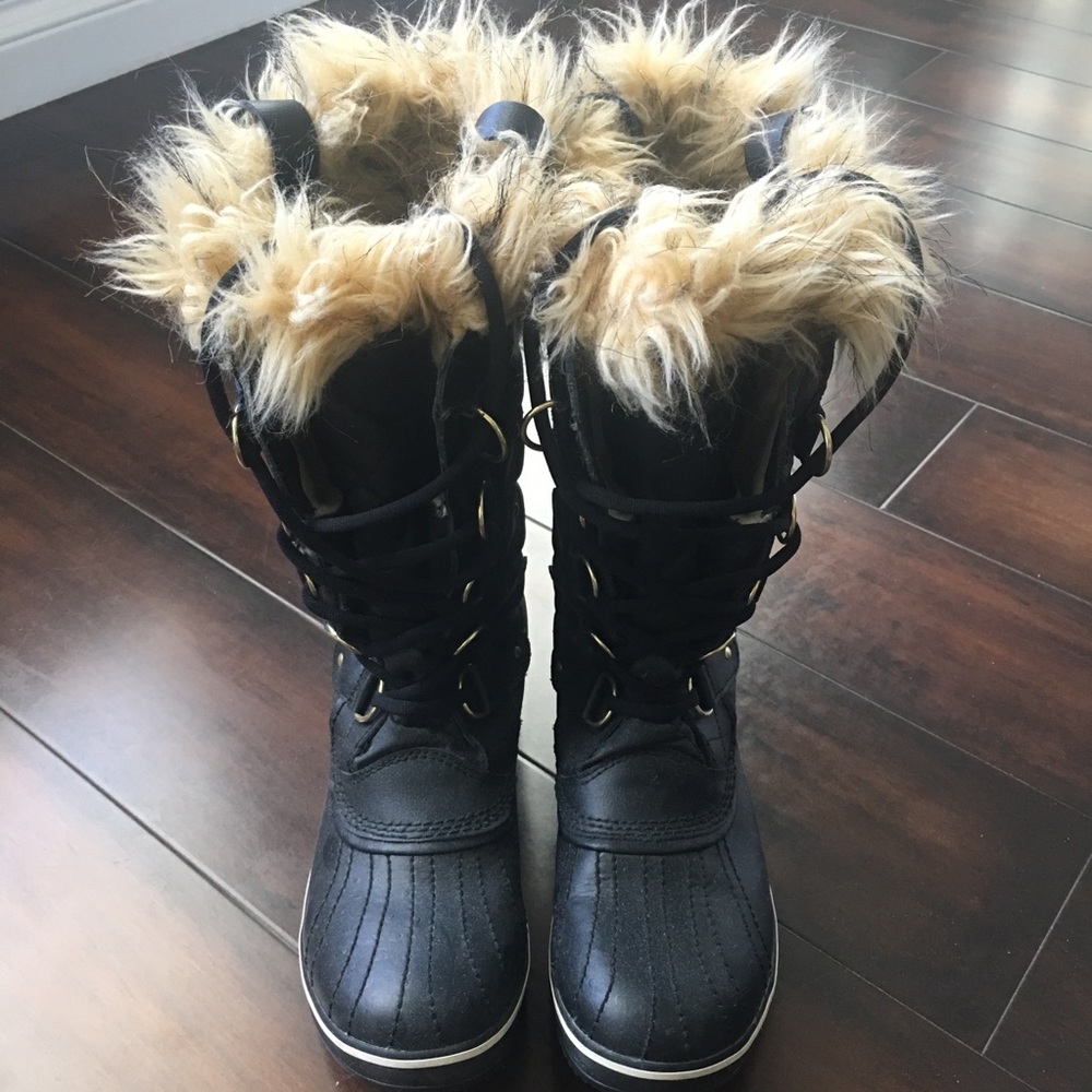 Black Sorel Women’s Tofino Lace Up Boot