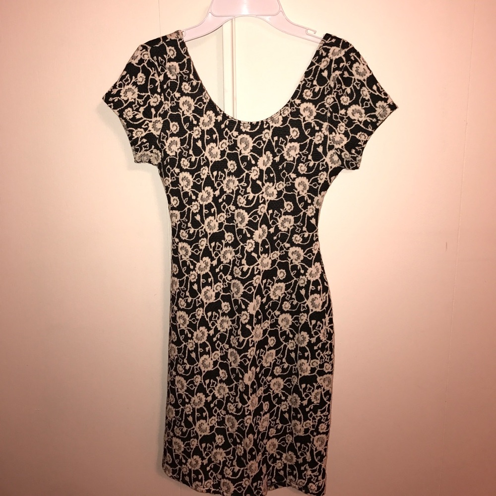 BLACK AND WHITE FLORAL PRINT DRESS