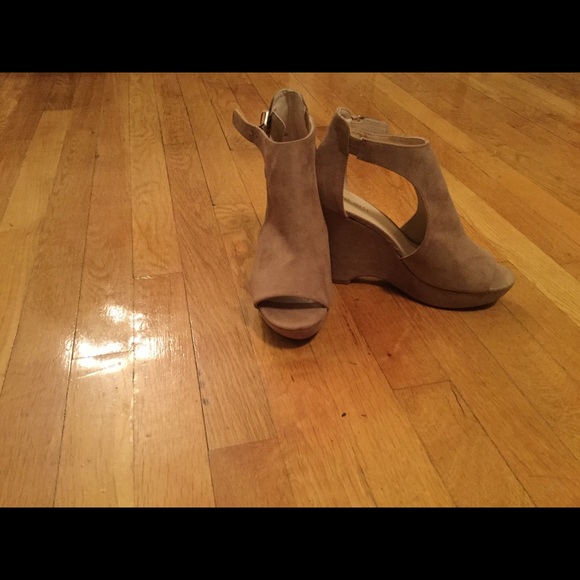 Wedge Heel - Picture 2 of 6