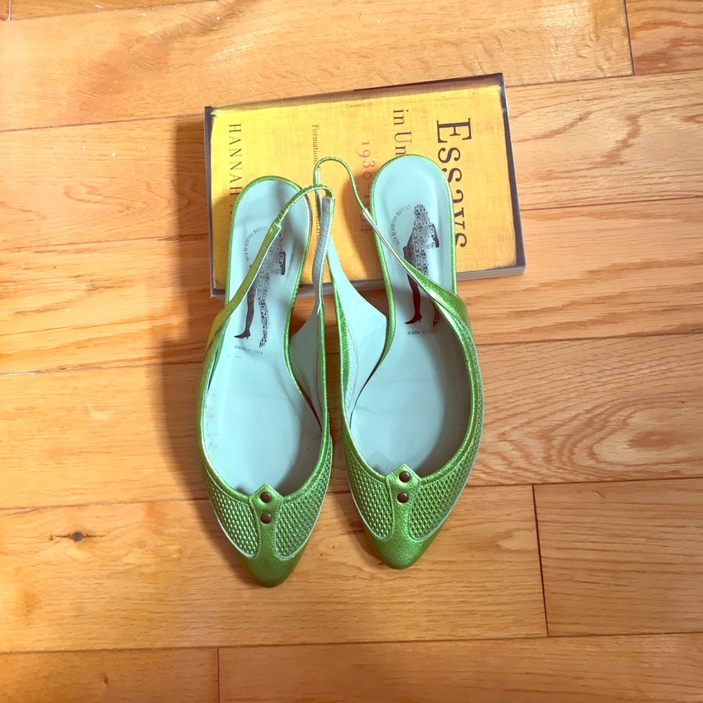 🐲🐲Metallic Green Leather Flats