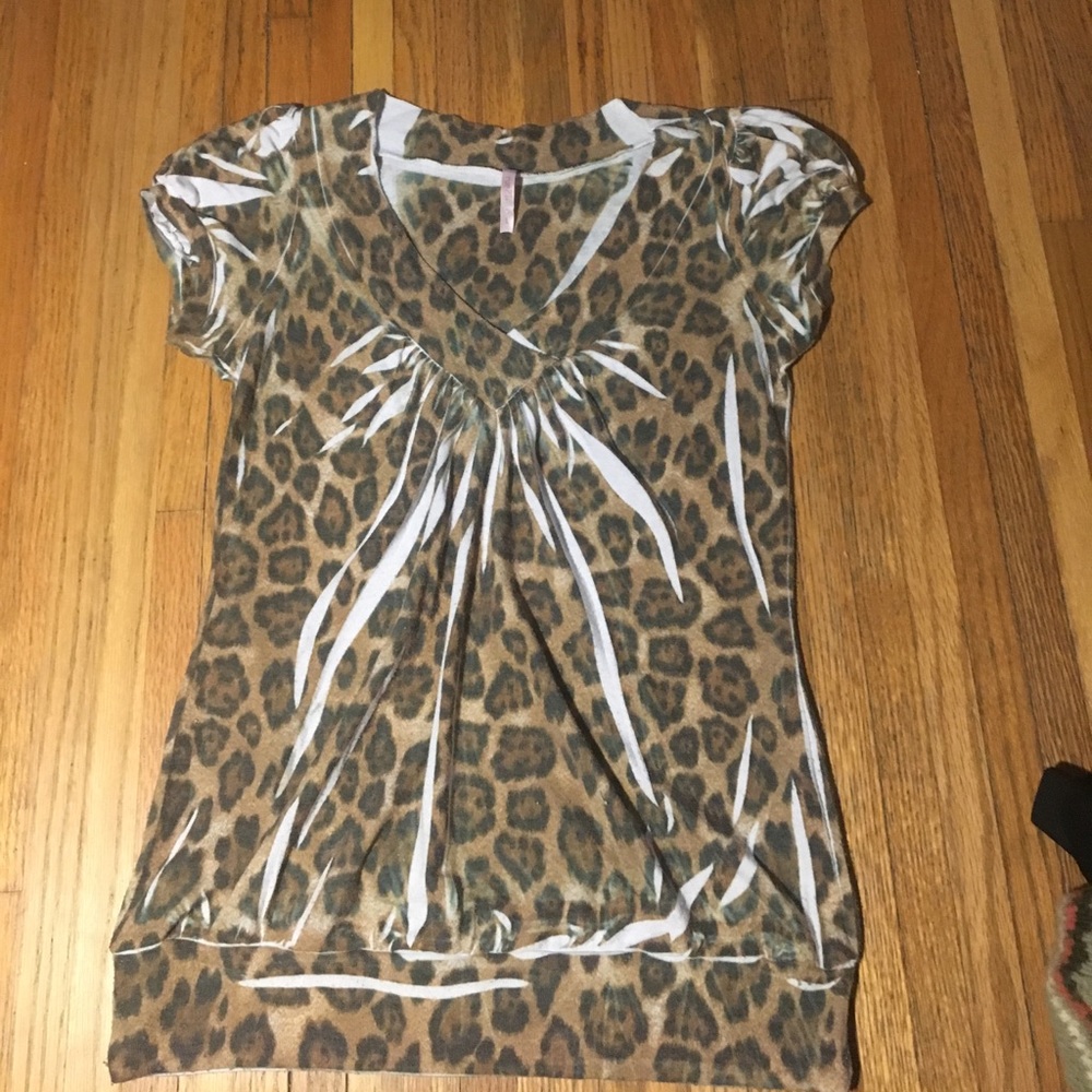 Cheetah print v neck.