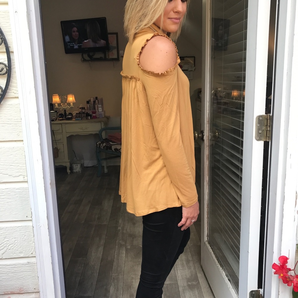 Price drop!!💓Cold shoulder top