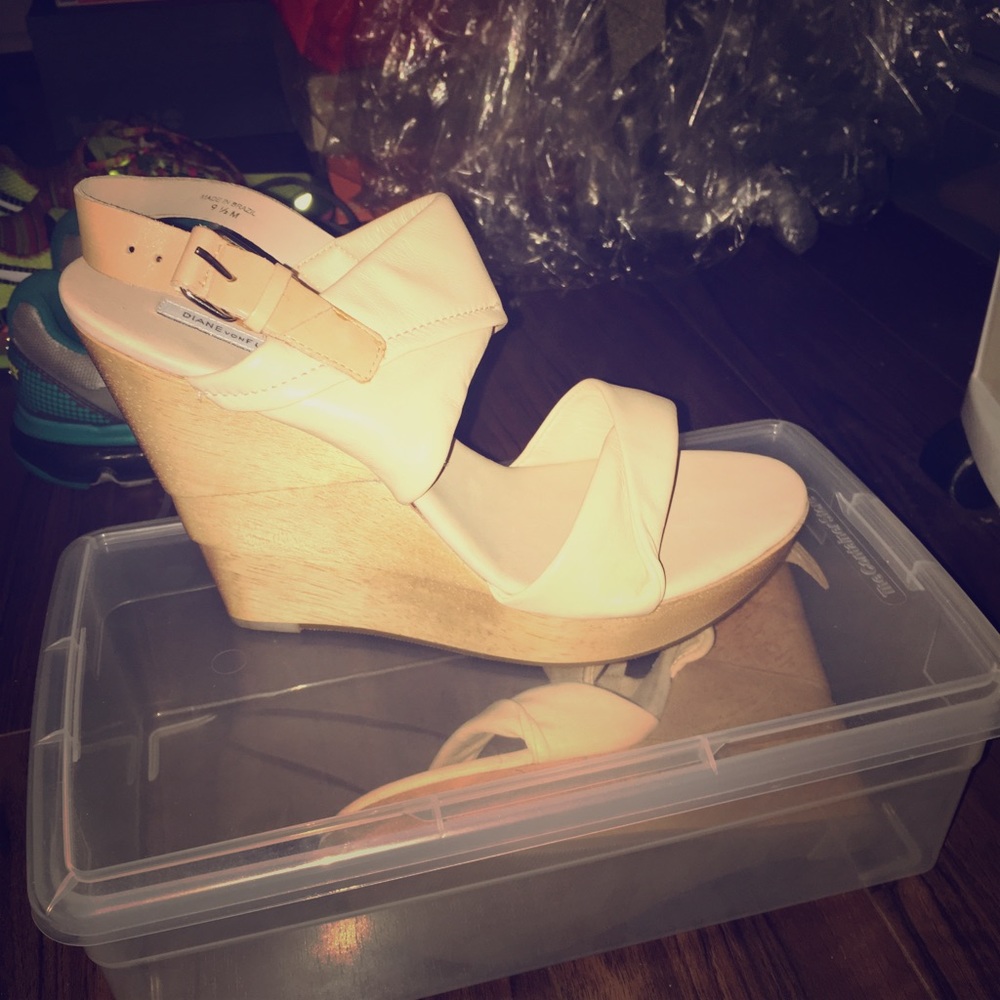 Diane von Furstenberg Wedge 👠 Sz 9
