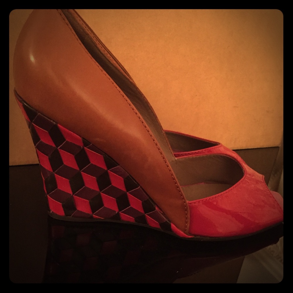 PRICE DROP! Very unique Italian wedge!