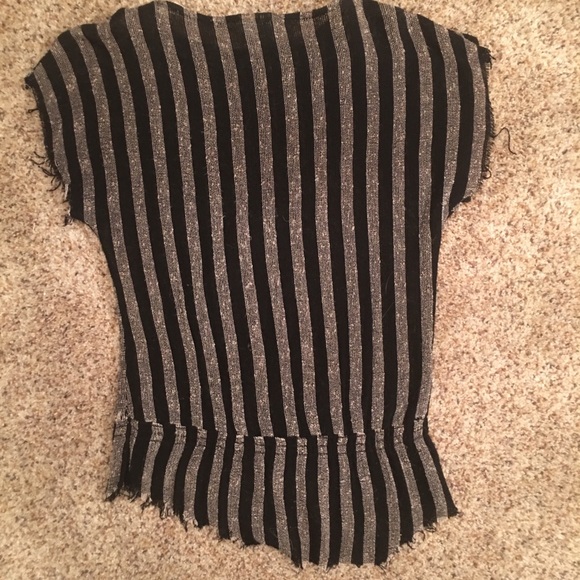 Cute vintage top with asymmetrical bottom edge - Picture 2 of 3