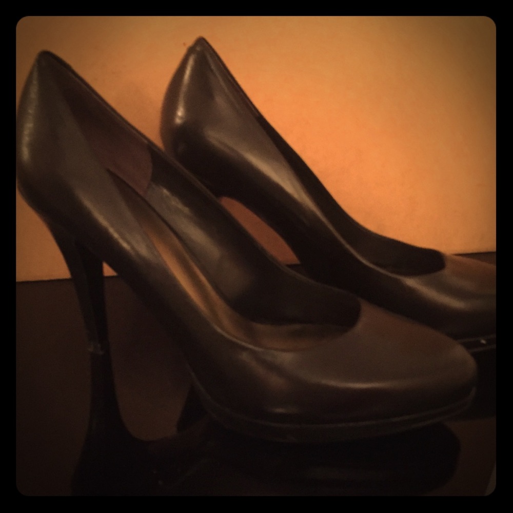 PRICE DROP! Classic black pumps!
