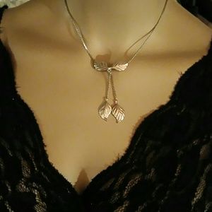 Hanging silvertone leaf necklace.