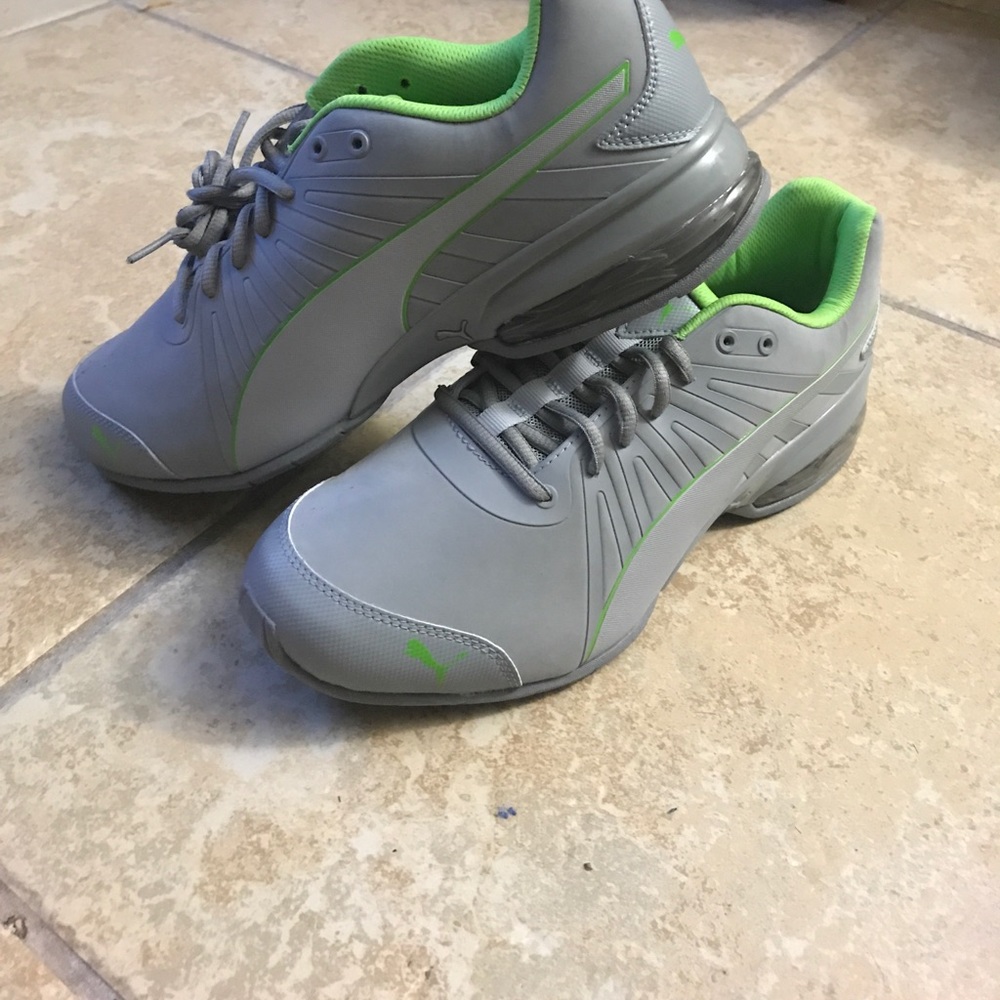Tennis shoes