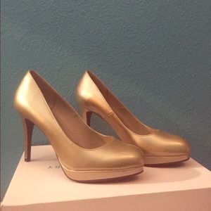 Beautiful gold heels