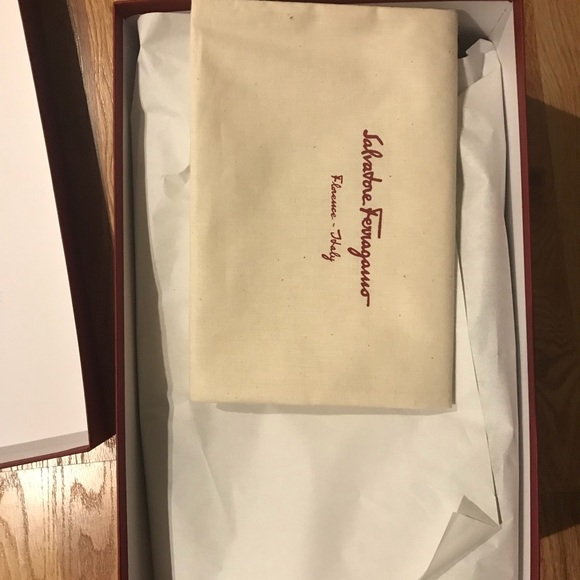 Ferragamo Parigi un worn brand new - Picture 2 of 5