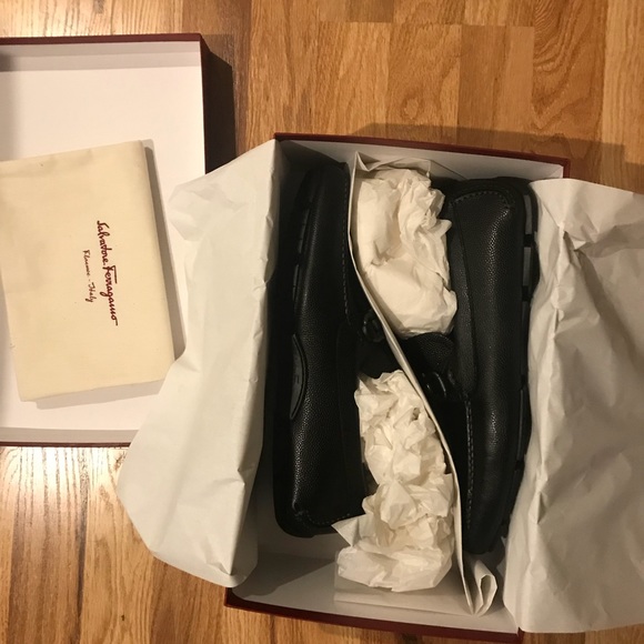 Ferragamo Parigi un worn brand new - Picture 3 of 5