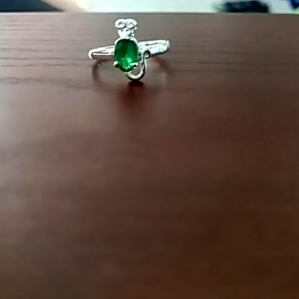 GORGEOUS BRAND NEW SIZE 8 STERLING SILVER RING