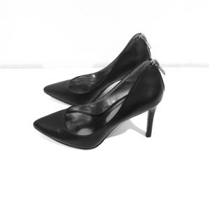 Carlos Santana Pointed-Toe Pump