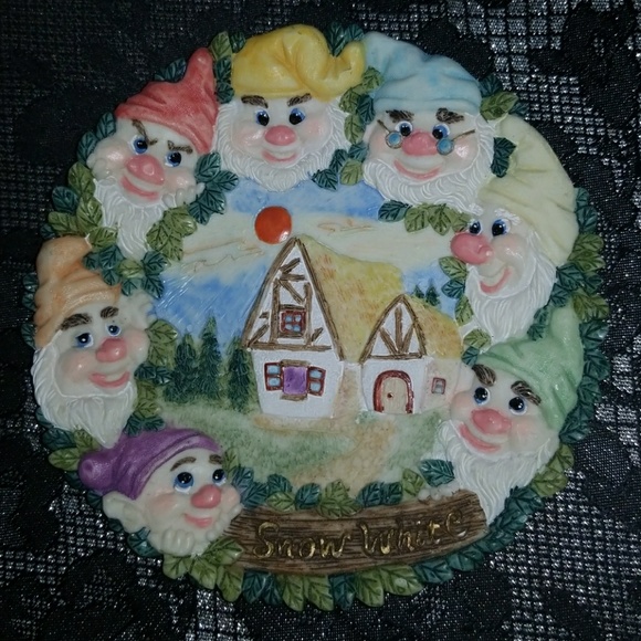Snow White & The Seven Dwarfs Decorative Plate - Picture 2 of 3