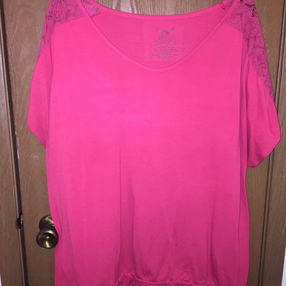 Pink t-shirt with lace shoulders 3X