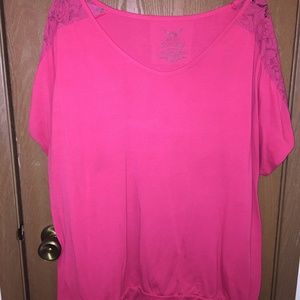 Pink t-shirt with lace shoulders 3X
