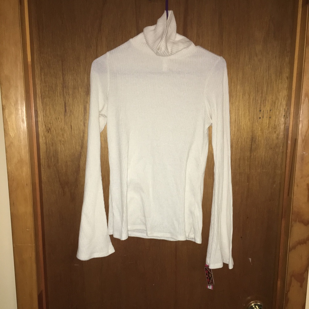 MAKE AN OFFER!!! White turtle neck