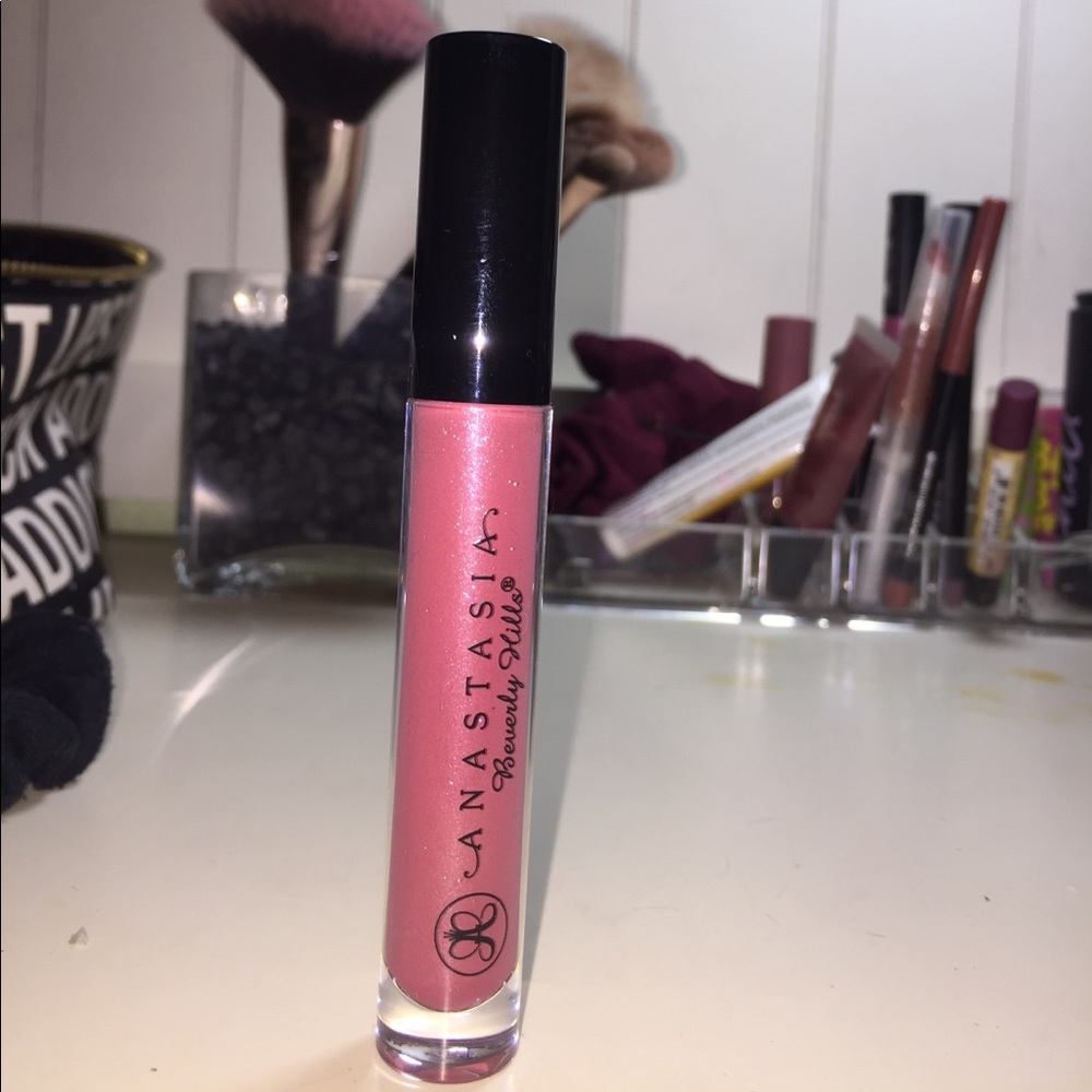 Anastasia Beverly Hills lipgloss in metallic rose