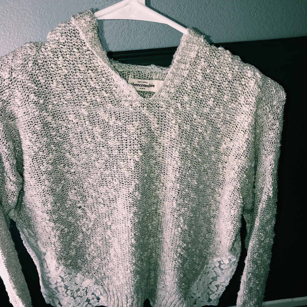 Sweater type shirt with a hoodie at the back