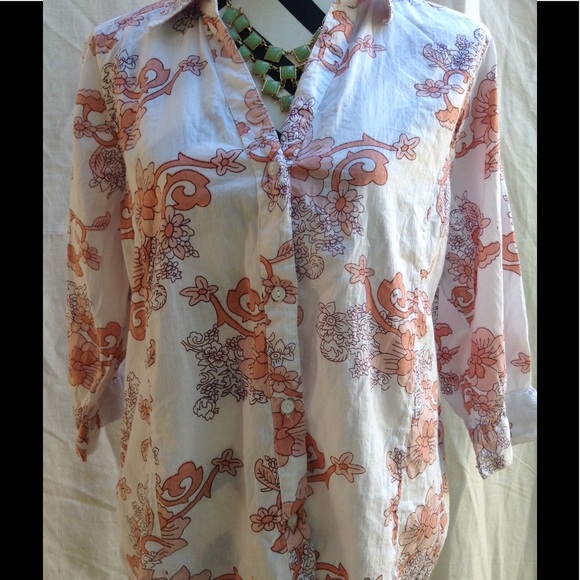 Floral button up blouse🌻 - Picture 2 of 5