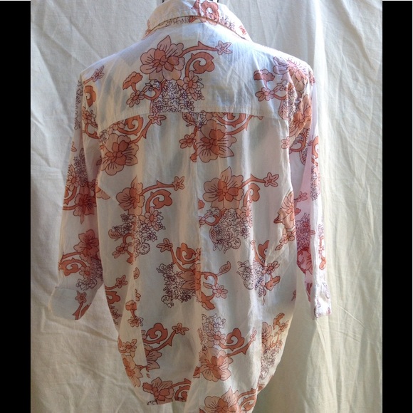 Floral button up blouse🌻 - Picture 4 of 5