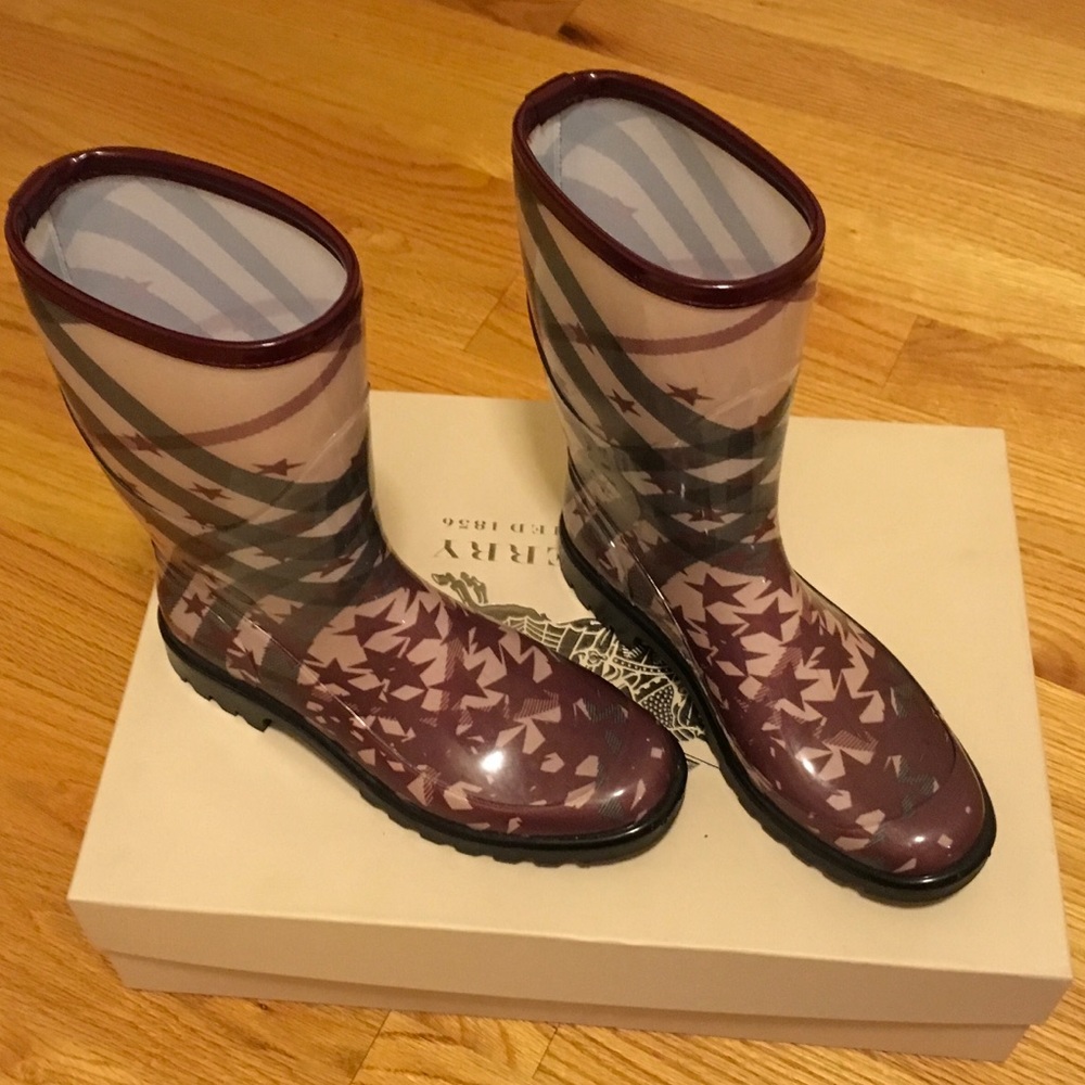 Authorities Burberry!! I only wear it one .