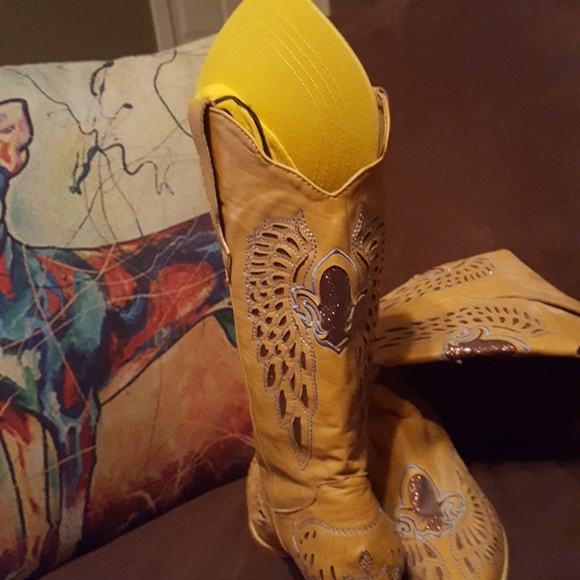 One of a kind boots - Picture 3 of 4