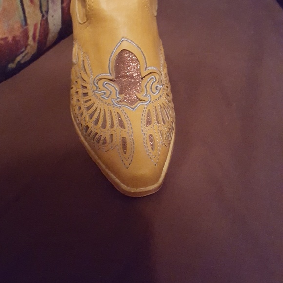 One of a kind boots - Picture 4 of 4