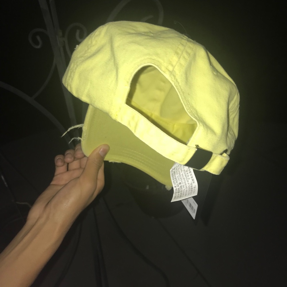 Yellow hat - Picture 4 of 5