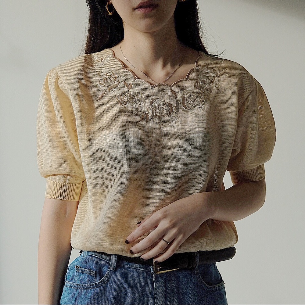 Knitted top with floral collar