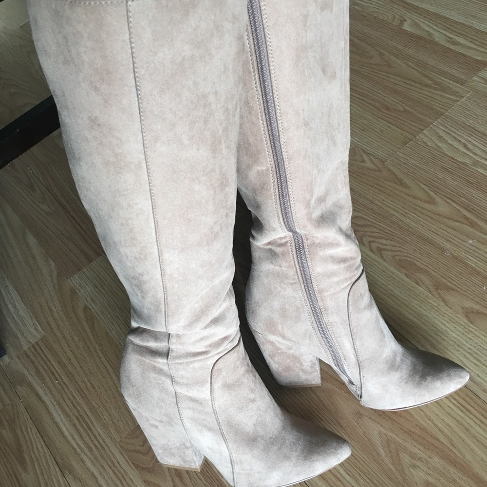 Almost new BCBG tan suede boots!