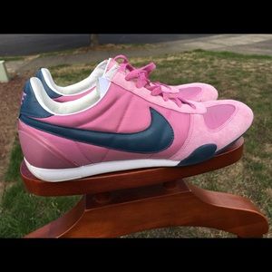 Nike Women Vintage Pink Leather Shoes Size 9