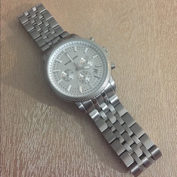 Michael Kors watch model #8072. - Picture 2 of 3