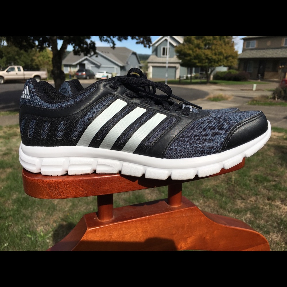 Adidas Women Shoes Size 7.5–Great Condition