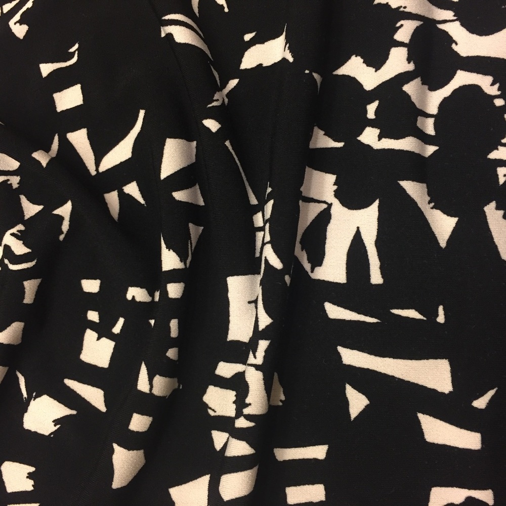 Black and white sleeveless top - Picture 3 of 3