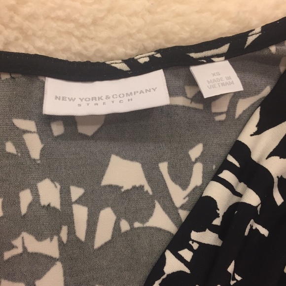 Black and white sleeveless top - Picture 2 of 3