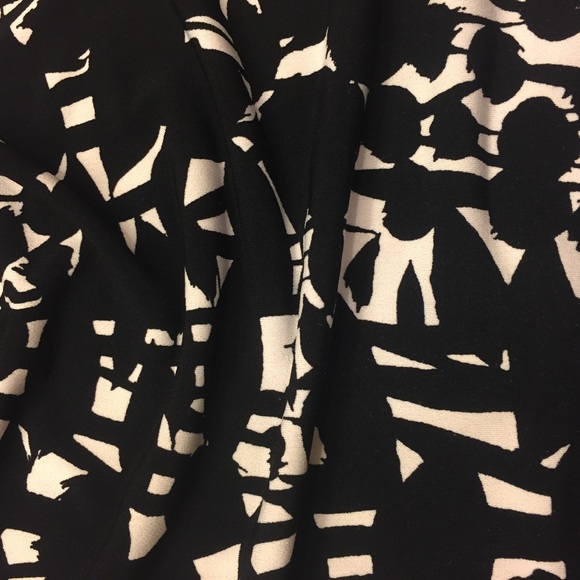 Black and white sleeveless top - Picture 3 of 3