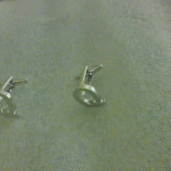 Cuff links intials " H"NWOT $19+ French cuff shirt - Picture 6 of 8