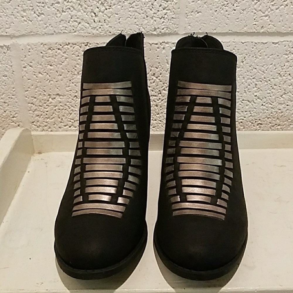 New Kudo Ankle Boot - Size 6