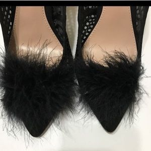 New Betsy Johnson Pump w/faux feathers. Never worn