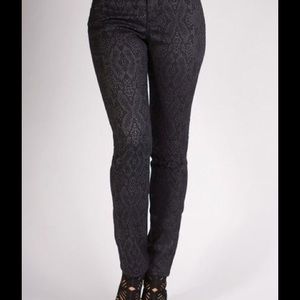 Liverpool “Sadie” Straight Leg Jean
