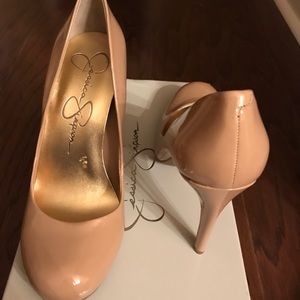 Nude patent leather pumps