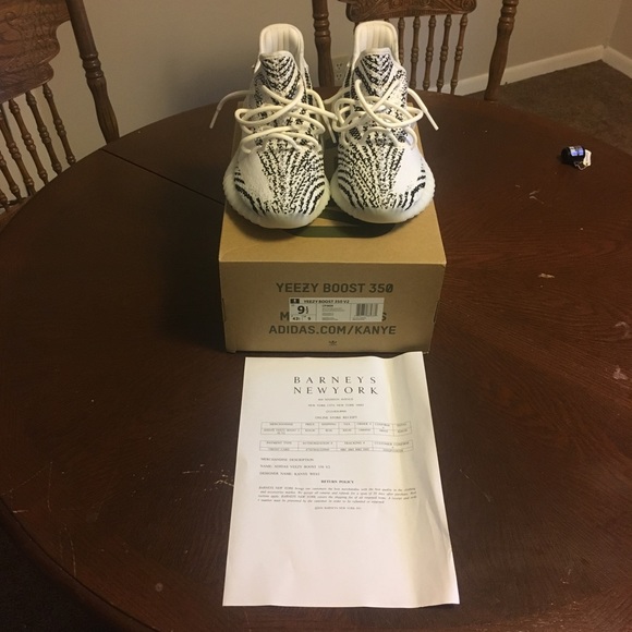 Adida Yeezy Boost 350 v2 Size 9.5 - Picture 1 of 8